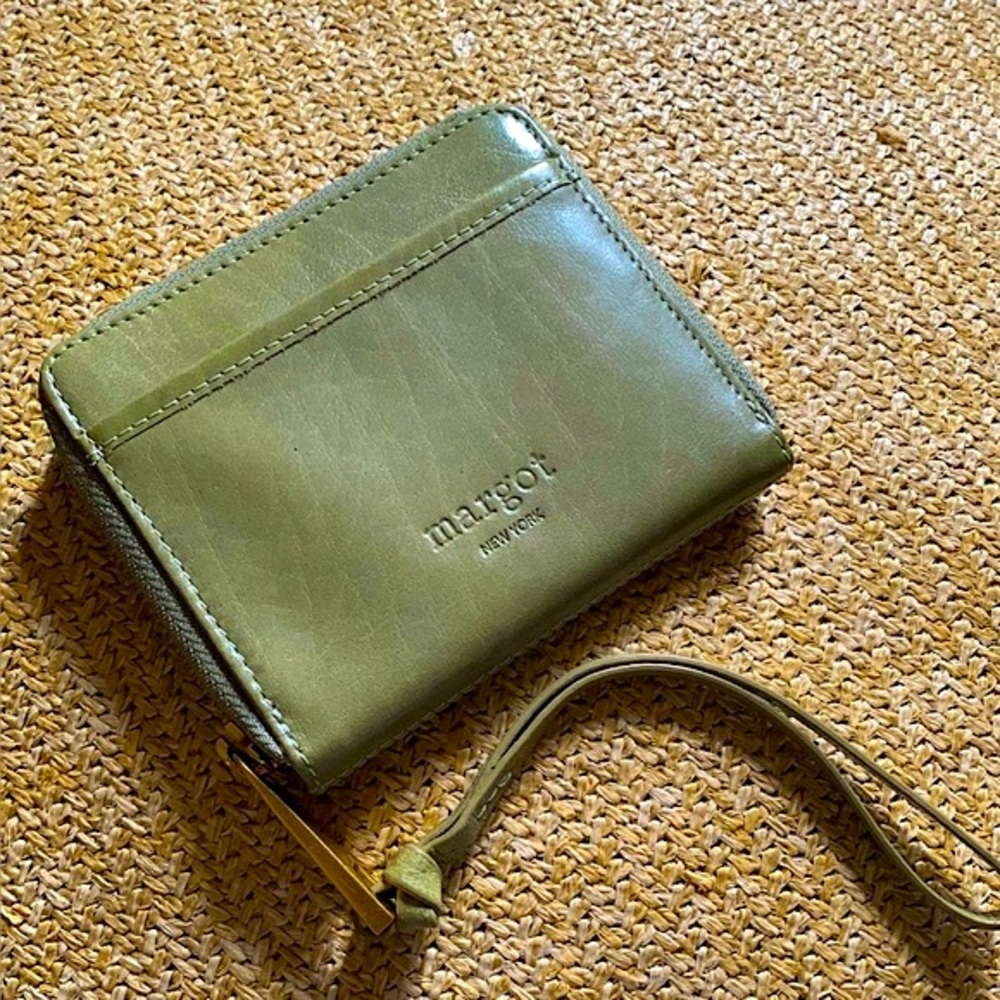 💯LEATHER MARGOT NEW YORK SAGE GREEN WALLET WRISTLET STRAP HOLDER MULTI POCKETS